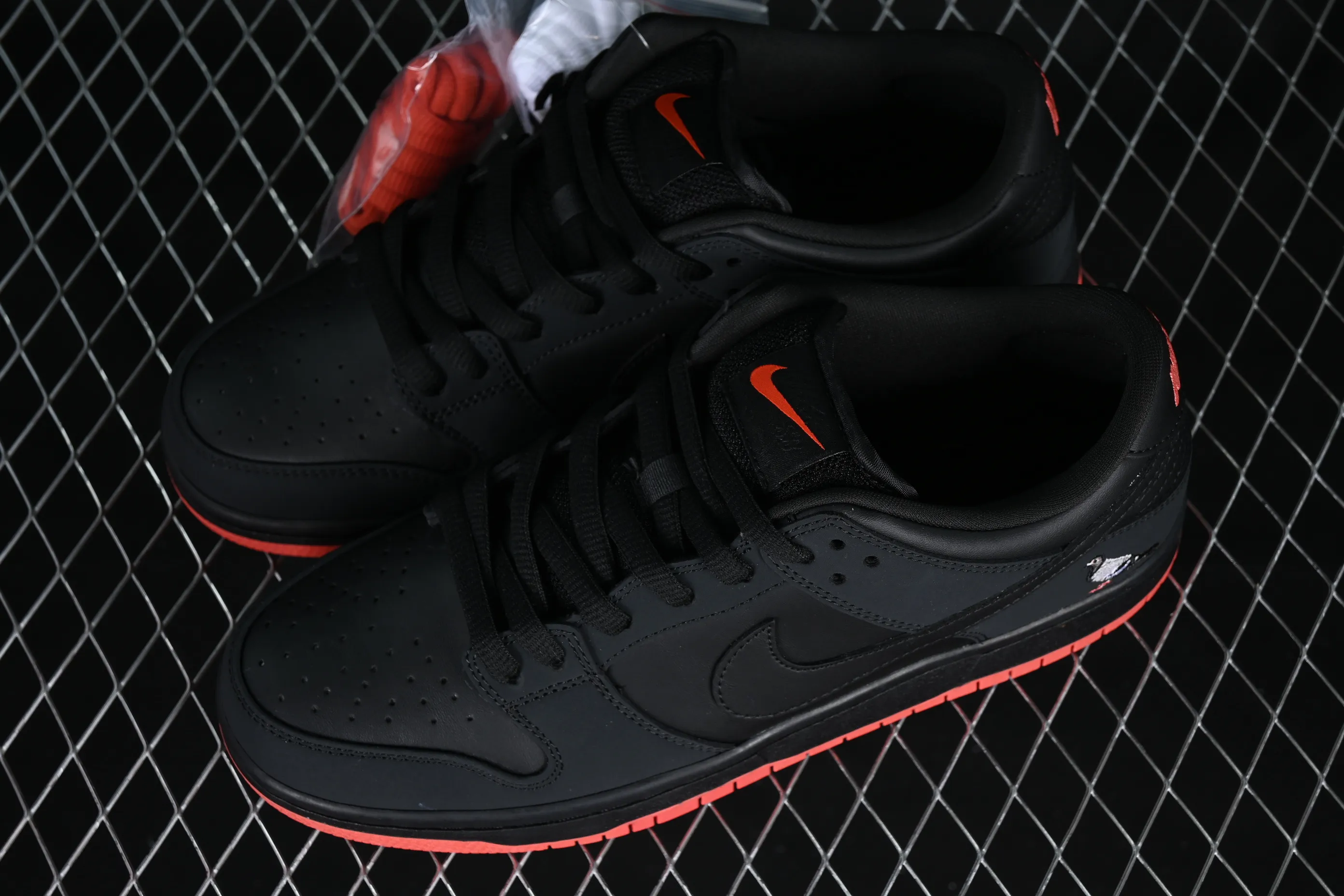 All categories Nk SB Dunk Series Nk SB Dunk Low Low-top sneakers K version Black Pigeon x Nk SB Dunk low Trd QS Black Pigeon Retro low-top versatile casual sports skateboard shoes 883232-008